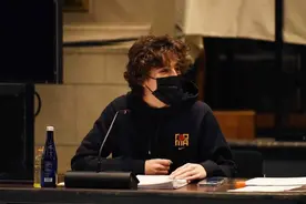 甜茶现身彩排《SNL》与粉丝合照 主持首秀引期待图片