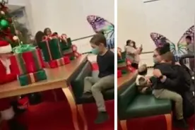 小男孩向圣诞老人要玩具枪做圣诞礼物被拒后崩溃大哭图片