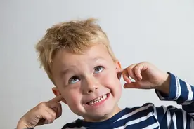 生下来就没掏过耳朵？浙江5岁男宝耳朵里耳屎堵成“水泥”状图片