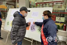 青岛将实行免费乘车新政策 志愿者为乘客答疑图片