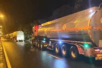 执法部门惊呼犹如“炸弹”！危化品运输车违停乱象丛生图片