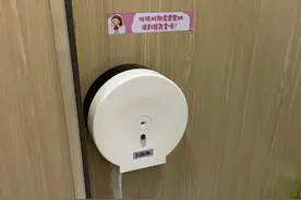 杭州一小学女厕所出现粉色提示牌，家长很意外：跟我们小时候完全不一样图片