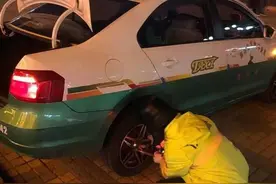吉林市一出租车抛锚打“双闪”，交警这样做，暖人心图片