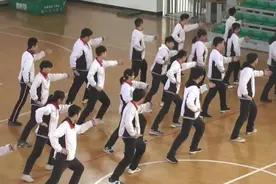 果然视频丨啥情况？济南一中学体育课上，众学子竟练起了太极拳！视频封面