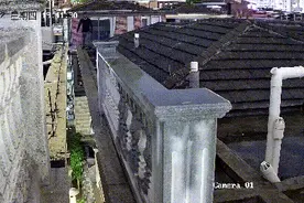 深夜，蒙面男子在屋顶攀爬跳跃后窜进一扇窗户，5天后他在足浴包间沙发上被抓图片