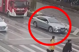 消防车执行任务遇红灯，鸣笛1分钟私家车仍不让行，罚图片