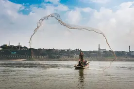 他曾在长江捕到一条200多斤的白鲟，如今与数十万渔民一起上岸图片