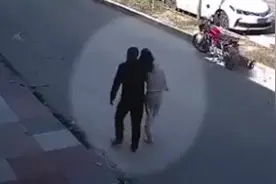 父亲掌掴夜不归宿女儿，也是失败的挣扎图片