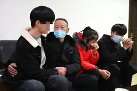 双胞胎儿子被拐走只找回一个，夫妻为寻子苦守异乡21年，如今终团聚图片