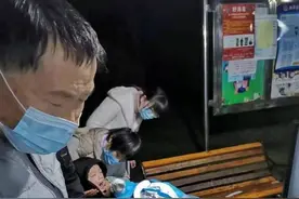 泪目！护士穿防护服给儿女检测被叫阿姨图片
