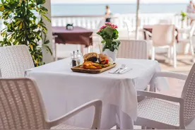 英语小白，外出吃饭时该说什么？图片