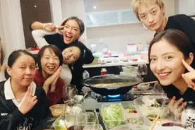 09届快女和龙丹妮聚餐，网友高呼“爷青回”图片