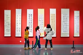 呼和浩特：美育节师生美术作品展启幕图片