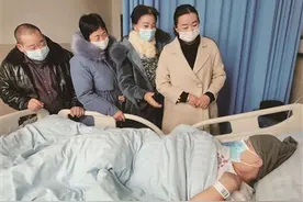 戏曲演员给老程夫妇送戏图片