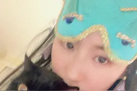 刘亦菲穿睡衣抱黑猫COS赫本 戴同款眼罩再现经典图片