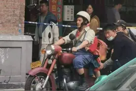 郭富城广州拍新戏 骑红色摩托穿背带裤装扮减龄图片