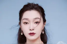 在逃公主！宋轶穿海盐蓝裙现身盛典 拿苹果走红毯图片