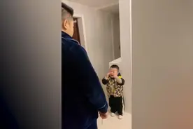 萌娃尿裤子被批评哭笑随意切换，最后爸爸笑场了视频封面