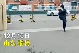 41岁保安阿姨校门口练功夫引围观，七八秒就能制伏坏人，网友：气势十足图片