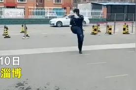 41岁保安阿姨校门口练功夫引围观，七八秒就能制伏坏人，网友：气势十足图片