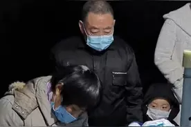 核酸检测现场 她被儿子叫阿姨图片
