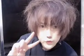 还记得靠“苏喂苏喂”出圈的网红大皇子吗？他秃成这样了？图片