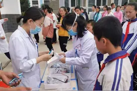 眼越来越亮 水越喝越甜图片