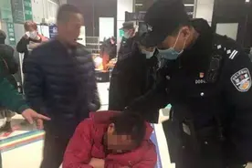 一男子在医院陪护母亲，结果他却把自己喝进了医院……图片