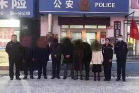 用扑克牌做筹码，企图掩人耳目，几位“赌神”照样被抓图片