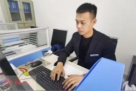 洛阳小伙儿捧鲜花接退伍老婆回家图片