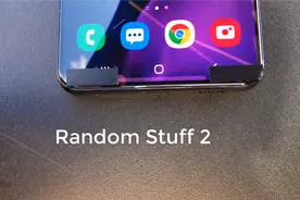 居中打孔屏 三星Galaxy S21真机曝光：骁龙888现场跑分图片