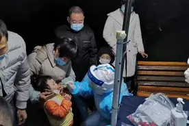 成都一线核酸采样护士：被自己的孩子喊“阿姨”图片