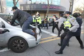 一路骂声！赵斗淳出狱车顶被人猛踩 进家门前民众怒扔鸡蛋图片