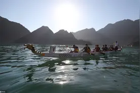 迪拜举行世界龙舟挑战赛 选手奋勇争先图片