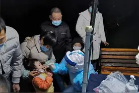 在家附近做核酸采集，成都护士被自己的孩子喊“阿姨”图片