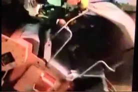 压路机从货车上掉落砸中骑行路人，街头上演众人合力营救暖人一幕图片