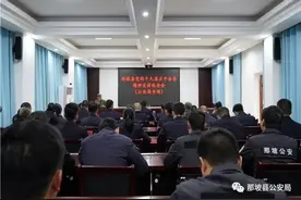 全国“最美退役军人”王启荣走进那坡县公安局宣讲党的十九届五中全会精神图片