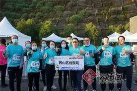 登高望远览滇海平波 徒步健身展检察风采图片