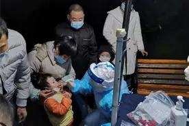 在家附近做核酸采集，成都护士被自己的孩子喊“阿姨”图片