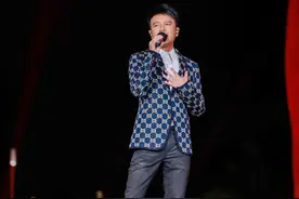 李克勤《红日》唱响海南岛电影节 成龙台下合唱图片