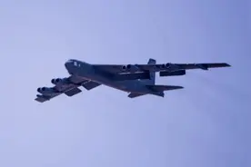 美国B-52轰炸机再飞波斯湾 伊朗称监控其飞行轨迹图片