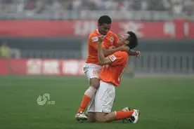 《记忆如山》丨周海滨上演经典远射 鲁能客胜陕西强势争冠图片