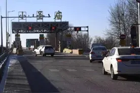 现场｜受降雪影响 京津、京沪、六环等路段采取封闭措施图片