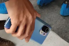 小米11渐变蓝真机曝光？磨砂质感、全新圆角矩形三摄辨识度高图片