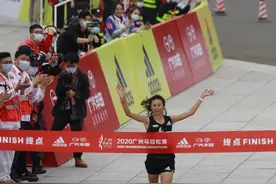广马女子冠军完赛后竟牵手男子季军？型男靓女原是金牌夫妻档图片