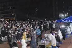 学校操场深夜音乐响起，这一幕刷屏图片