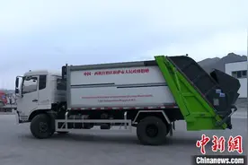 西藏拉萨援助尼泊尔加德满都两台垃圾清运车图片