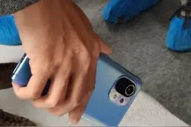 小米11真机疑现身：渐变蓝磨砂光泽 配5120mAh电池图片