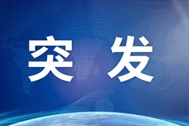 内蒙古锡林浩特市境内客车与两辆半挂车相撞，已致2死31伤图片