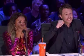 美国达人秀：父亲头顶着女儿，爬梯子过独木桥，这么高能的表演视频封面